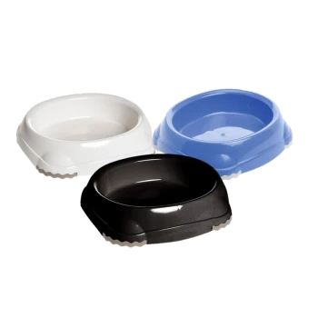 Trois gamelles pour animaux de compagnie en blanc, bleu et noir, avec une base antidérapante et des bords arrondis, disposées ensemble.