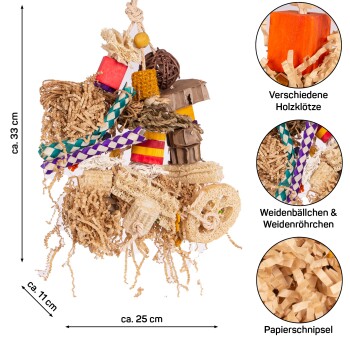 Buntes Haustier-Kauspielzeug aus verschiedenen Holzblöcken, geflochtenen Bällen und zerrissenem Papier, mit einer Höhe von etwa 33 cm und einer Breite von 25 cm.