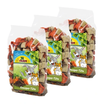 Drei transparente Beutel von JR FARM Knusper-Tüte Haustiersnacks, mit bunten Leckerli-Stücken und einem Cartoon-Kaninchen und Hamster auf dem Etikett.