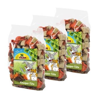 Drei transparente Beutel von JR FARM Knusper-Tüte Haustiersnacks, mit bunten Leckerli-Stücken und einem Cartoon-Kaninchen und Hamster auf dem Etikett.