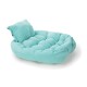 Un lit pour animaux de compagnie doux de couleur turquoise avec un design capitonné et un petit coussin, idéal pour que les chiens ou les chats se reposent confortablement.