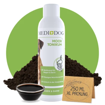 MediDog Moor Tonikum-Flasche für Hunde, die die Verdauungsgesundheit fördert, mit einer Schüssel Flüssigkeit und einer Karte mit der Aufschrift "250 ML XL PACKUNG" neben dunkler Erde.