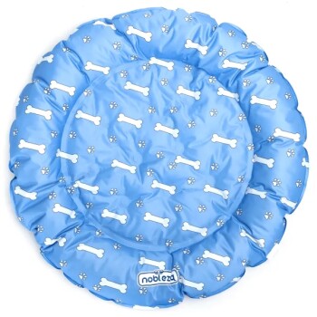 Blaues Haustierbett in runder Form, mit weißen Knochen- und Pfotenabdruckmustern, gebrandet mit dem "nobleza"-Logo.