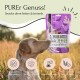 Ein Hund auf einem Feld schaut auf eine Tüte "Pure Bites" Entensnacks, mit Text über Transparenz, hypoallergene Zutaten und getreidefrei.