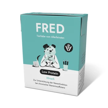 Verpackung für FRED Low Protein Hundefutter mit einem Cartoon-Hund im Laborkittel, mit deutschem Text über die Unterstützung der Nierenfunktion.