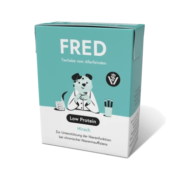 Verpackung für FRED Low Protein Hundefutter mit einem Cartoon-Hund im Laborkittel, mit deutschem Text über die Unterstützung der Nierenfunktion.