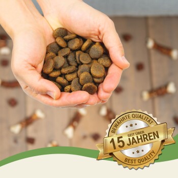 Hände halten einen Haufen Haustierfutter-Kibble, mit einem Abzeichen, das "Bewährte Qualität seit über 15 Jahren" und "Beste Qualität" am unteren Rand angibt.