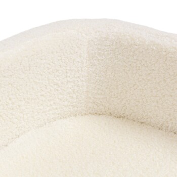 Nahaufnahme eines weichen, plüschigen, cremefarbenen Haustierbettes mit abgerundetem Rand, ideal für kleine Hunde oder Katzen.