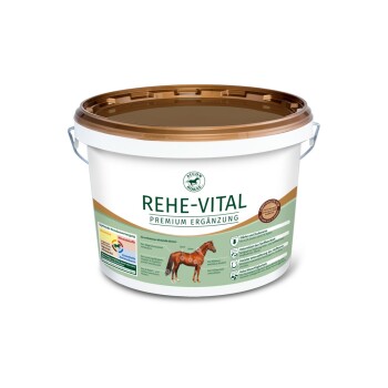 Ein weißer und goldener Eimer, beschriftet mit "REHE-VITAL PREMIUM ERGÄNZUNG" für Pferdeergänzungen, mit einem Diagramm eines Pferdes und ernährungsphysiologischen Vorteilen.