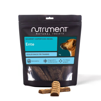 Schwarze Tüte Nutriment Natural Treats „Ente“ Trainingsriegel, 1 kg, Hundeprofil auf blauem Etikett, zwei braune Riegel vorne.
