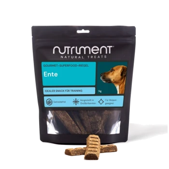 Schwarze Tüte Nutriment Natural Treats „Ente“ Trainingsriegel, 1 kg, Hundeprofil auf blauem Etikett, zwei braune Riegel vorne.