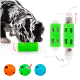 Ein schwarzer und weißer Hund schnüffelt an einem grünen interaktiven Leckerli-Spender-Spielzeug, mit zwei zusätzlichen Farboptionen (orange und blau) angezeigt.