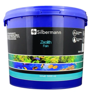 Blauer Eimer mit der Aufschrift 'Silbermann Zeolith Fein' mit aquatischen Bildern, enthält 5000 ml zur Behandlung von Aquarienwasser.