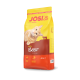 Katzenfutterbeutel mit einer verspielten orangefarbenen Katze auf der Vorderseite, beschriftet mit "JOSI CAT Tasty Beef", geeignet für erwachsene Katzen.