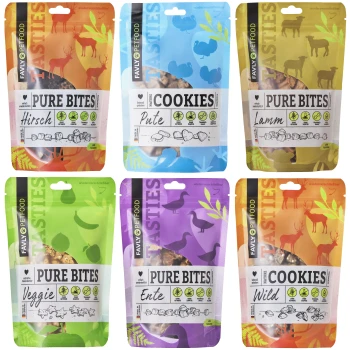 Sechs bunte Haustierfutterpackungen mit den Aufschriften 'Pure Bites' und 'Cookies' mit Geschmacksrichtungen: Reh, Truthahn, Lamm, Gemüse, Ente und Wild.