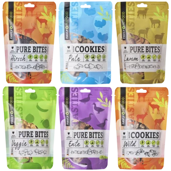 Sechs bunte Haustierfutterpackungen mit den Aufschriften 'Pure Bites' und 'Cookies' mit Geschmacksrichtungen: Reh, Truthahn, Lamm, Gemüse, Ente und Wild.