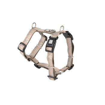 Beiges verstellbares Hundegeschirr mit schwarzen Kunststoffschnallen und Metallringen, vorne mit „Wag Wear“-Beschriftung auf der Schnalle.