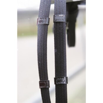 Nahaufnahme von zwei schwarzen Haustiergeschirrriemen mit verstellbaren Clips, die ihren robusten Stoff und ihr Design zeigen.