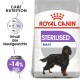 Royal Canin Sterilised Maxi Hundefutterbeutel mit einer Illustration eines schwarzen Hundes, mit Text, der die Pflegeernährung und Gewichtserhaltung hervorhebt.
