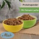 Zwei Schalen mit Haustierfutter, eine gelbe und eine grüne, gefüllt mit einer groben Mischung, die 'Proteinsspender' und 'Mit feinem Lachs' beschriftet ist.