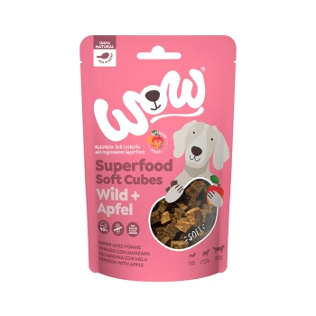 Verpackung für Hundeleckerlis, beschriftet mit "Superfood Soft Cubes Wild + Apfel," mit einem Cartoon-Hund und Zutaten wie Wild und Apfel.
