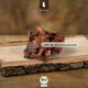 Haufen Kuh‑Nasenknorpel‑Kausnacks auf Holz mit Aufschrift ‚100% Bio‑Rind Nasenknorpel‘ und ‚Für Hunde‘