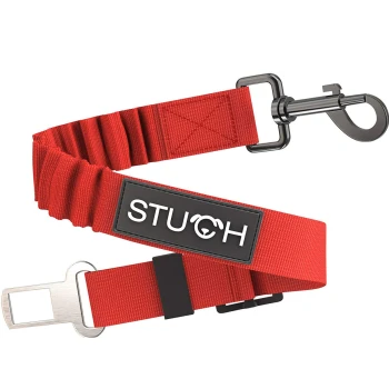 Rote Haustier-Sicherheitsgurt-Leine mit einem Metallclip und einem schwarzen Etikett, auf dem "STUCH" steht.