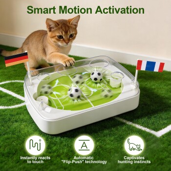 Kätzchen schlägt mit der Pfote gegen ein interaktives Katzentoy im Fußball-Design auf Kunstrasen mit 'Smart Motion Activation'; sichtbarer Text: 'Instantly reacts to touch.'