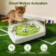 Kätzchen schlägt mit der Pfote gegen ein interaktives Katzentoy im Fußball-Design auf Kunstrasen mit 'Smart Motion Activation'; sichtbarer Text: 'Instantly reacts to touch.'