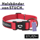 Rote Hundehalsband von STUCH mit einer schwarzen Schnalle und einem runden Metallring, mit einem Anhänger, der "PETA APPROVED VEGAN" liest.