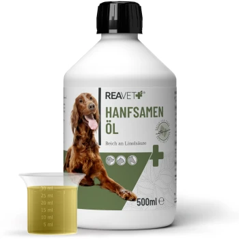 Flasche von REAVET Hanföl Naturrein (500ml) für Hunde, mit einem glücklichen Hund auf dem Etikett und einem Messbecher mit Öl.