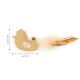 Ein plüschiges, hühnerförmiges Katzenspielzeug mit einem Feder-Schwanz, das ungefähr 6 cm breit und 5,5 cm hoch ist, mit einer 7 cm langen Feder.