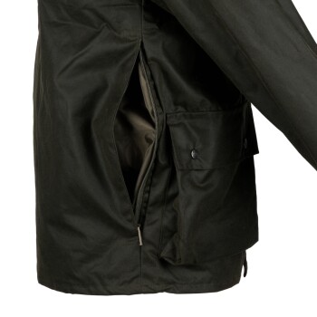 Nahaufnahme einer dunkelgrünen Jacke mit seitlichem Reißverschluss und einer mit Knöpfen verschlossenen Klappentasche vorne.