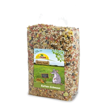 Eine durchsichtige Plastiktüte gefüllt mit buntem Rattenfutter, beschriftet mit "JR FARM Daily Food Ratten-Schmaus," mit einer Cartoonratte und einem Hintergrund mit Grasfeld.