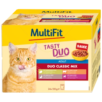 MultiFit Tasty Duo Katzenfutterverpackung zeigt eine orange Katze, die sich die Lippen leckt, gekennzeichnet mit "Duo Classic Mix" mit Hähnchen-, Truthahn- und Enten-Geschmack.