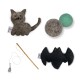 Eine Sammlung von Haustierspielzeugen, darunter eine graue Filzkatze, zwei Filzbälle (einer grün, einer braun), ein fledermausförmiges Spielzeug und ein Stock mit einer Mausbefestigung.