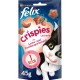 Felix Crispies Katzenleckerliverpackung zeigt eine verspielte schwarz-weiße Katze, mit Lachs- und Forellen-Geschmack, 1 kcal pro Snack, 45g.