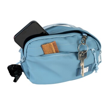 Hellblaue Leckerli-Tasche für Haustiere mit Telefon, Hundekeksen, Schlüsseln und angebrachtem schwarzem Kotbeutelspender.