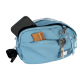 Hellblaue Leckerli-Tasche für Haustiere mit Telefon, Hundekeksen, Schlüsseln und angebrachtem schwarzem Kotbeutelspender.