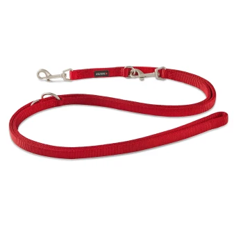 Rote Nylon-Hundeleine mit Metallclips und „Wolters“-Markenetikett auf weißem Hintergrund.