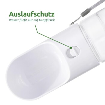 Weißer Haustier-Wasserspender mit einem Knopf zur Flusskontrolle, beschriftet mit "Auslaufschutz" und "Wasser fließt nur auf Knopfdruck."