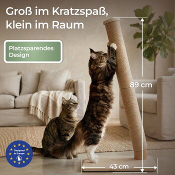 Zwei Katzen mit einem schräg gestellten Sisal-Kratzpfosten (89×43 cm). Sichtbarer deutscher Text: 'Groß im Kratzspaß...', 'Platzsparendes Design' und ein Badge 'Designed in Europe'.