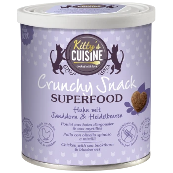 Kitty's Cuisine Crunchy Snack Superfood-container met kip, duindoorn en bosbessen, gelabeld in meerdere talen.
