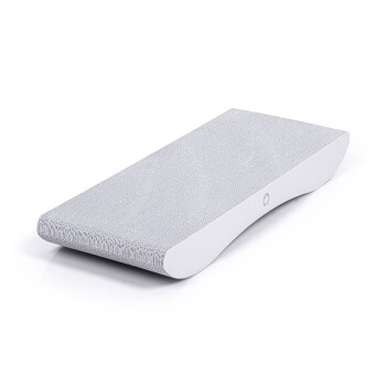 Ein eleganter, moderner Kratzbaum für Katzen mit einer strukturierten grauen Oberfläche und einer weißen, geschwungenen Basis, entworfen für den Komfort und Stil von Haustieren.