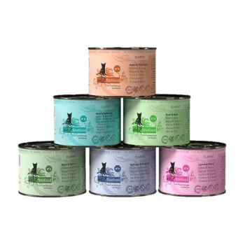 Ein Stapel von sechs bunten 'finefood' Katzenfutterdosen mit Geschmacksrichtungen: Huhn & Thunfisch, Wild & Reh, Rind & Ente, Geflügel & Kaninchen, Lamm & Pferd.