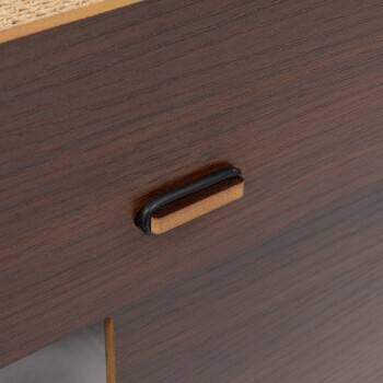 Nahaufnahme einer Schublade aus dunklem Holz für Haustiermöbel mit einem eleganten schwarzen und hellen Holzgriff.