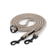 Aufgerollte beige, geflochtene doppelseitige Hundeleine mit zwei schwarzen Metallwirbelkarabinern und einem schwarzen Etikett mit der Aufschrift 'THE DOG IDEA'.