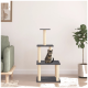 Ein stilvoller Katzenbaum mit drei Ebenen, mit einer getigerten Katze, die auf der zweiten Ebene sitzt, neben einem grünen Sofa und einer Topfpflanze.