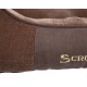 Nahaufnahme eines braunen Haustierbettes mit einem weichen, plüschigen Innenraum und strukturiertem Stoff, mit dem gestickten Wort "Scruffs" in Gold.