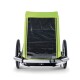 Ein Haustierwagen mit einem leuchtend grünen Dach und transparentem Netz vorne, ausgestattet mit zwei schwarzen Rädern und einem silbernen Rahmen.